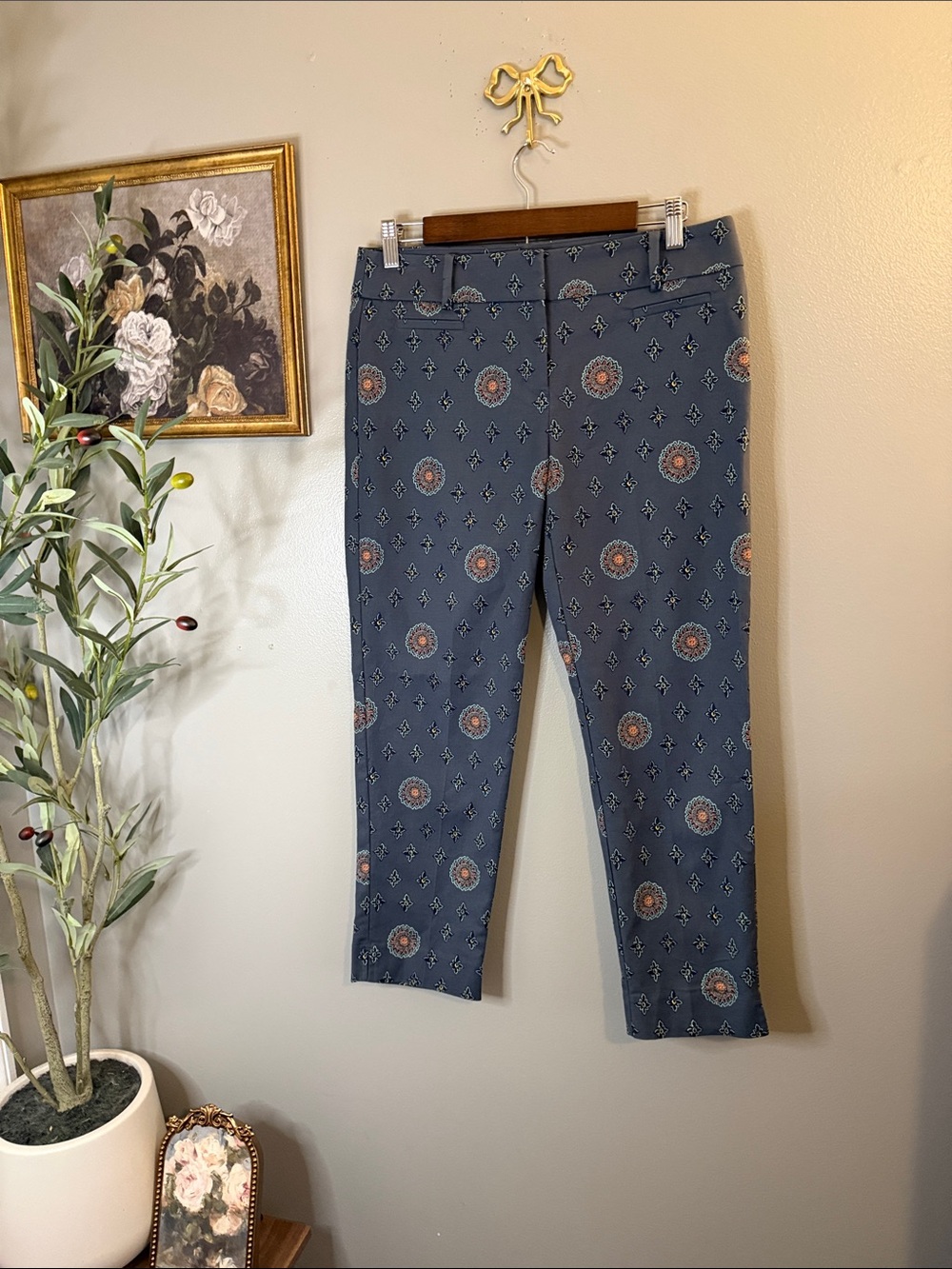LOFT Marisa Medallion Print Ankle Pants Size 4 Blue Gray Stretch Boho - Picture 6 of 10